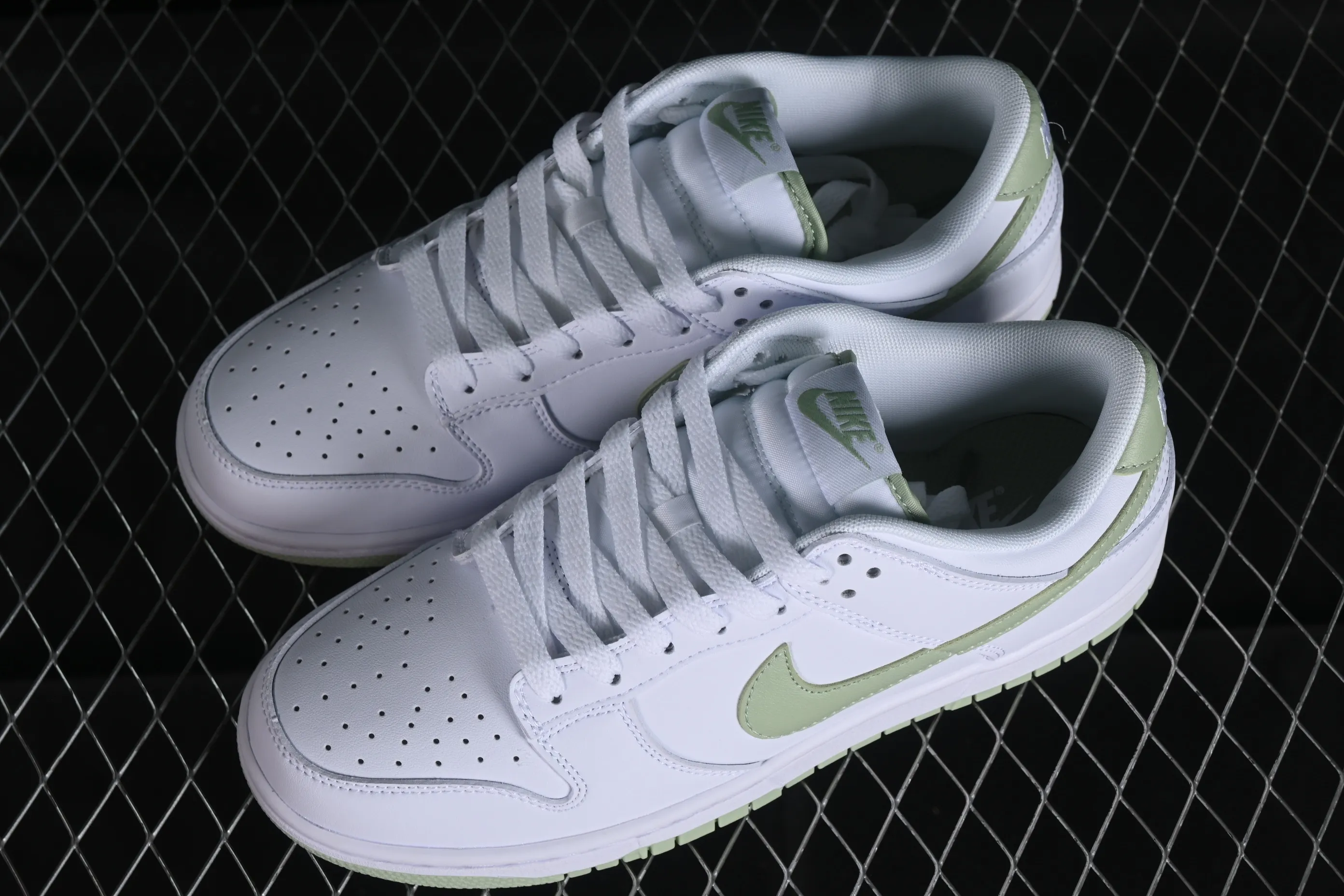 All Categories Nk SB Dunk Series Nk SB Dunk Low Low-top sneakers Nk SB Dunk Low Mint white and green color Low-top casual sports skateboard shoes DV0831-105